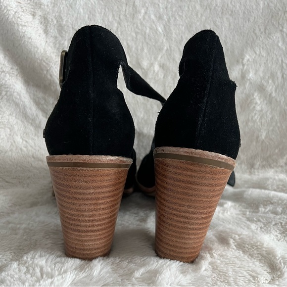 Ugg size 8 1/2 black strap chunky heeled sandals. Great condition. - Picture 7 of 7